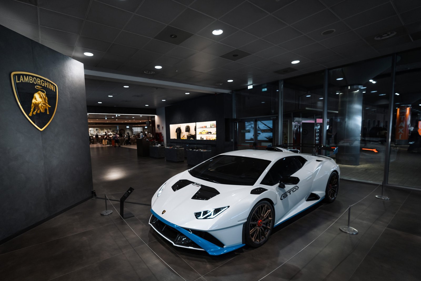 Automobili Lamborghini renews and develops partnership with Bologna's Marconi Airport
