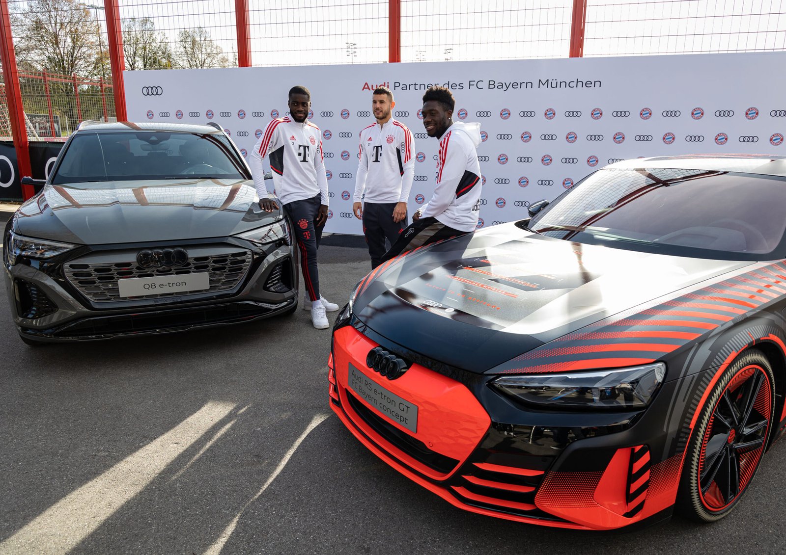 Strong together: Audi employees donate new company cars to Bayern professionals in Munich