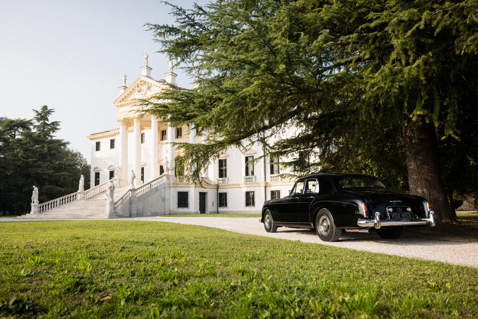 BENTLEY CELEBRATES PAST AND PRESENT AT EUROPE’S BIGGEST VINTAGE CAR MARKET