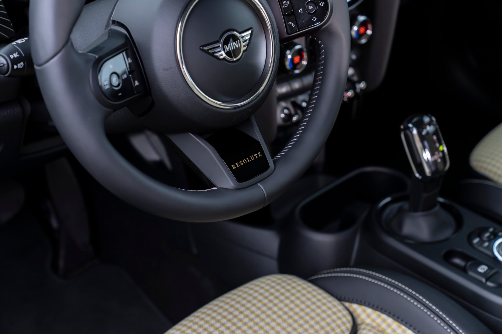 Pure driving pleasure, mysterious aura - MINI Cooper S Resolute Edition in Enigmatic Black.