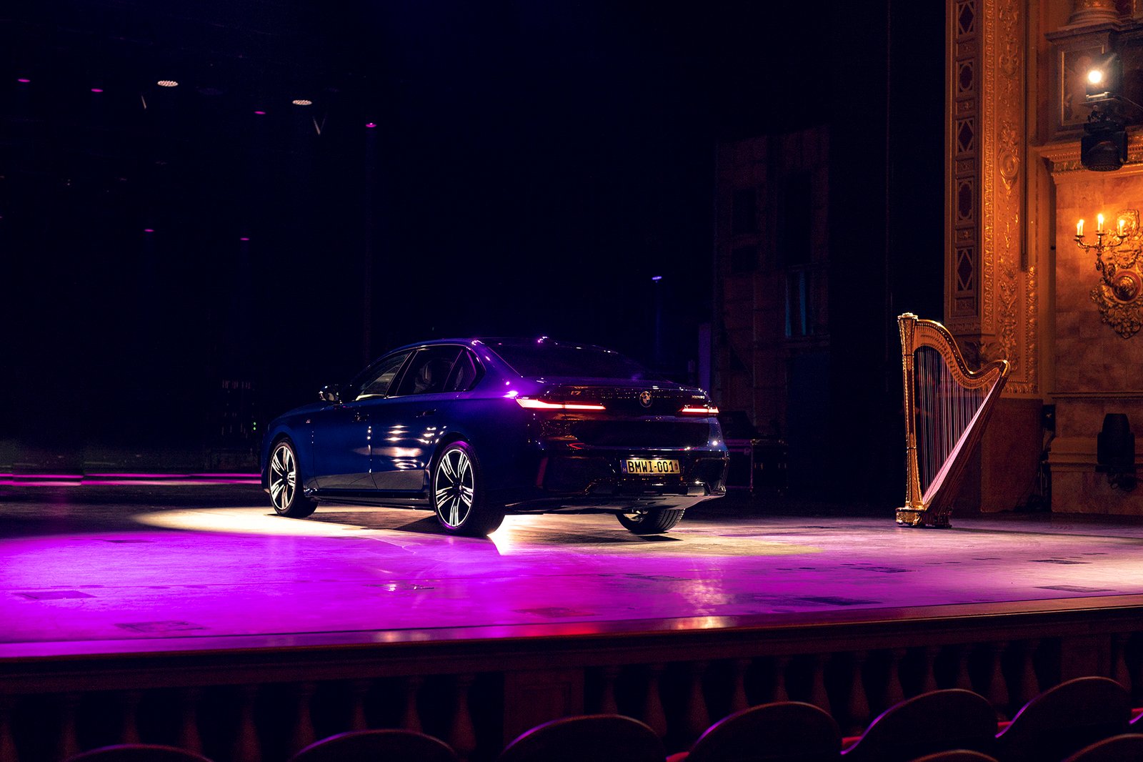 BMW i7 in the spotlight, exclusive photo session at the Opera House in Budapest.