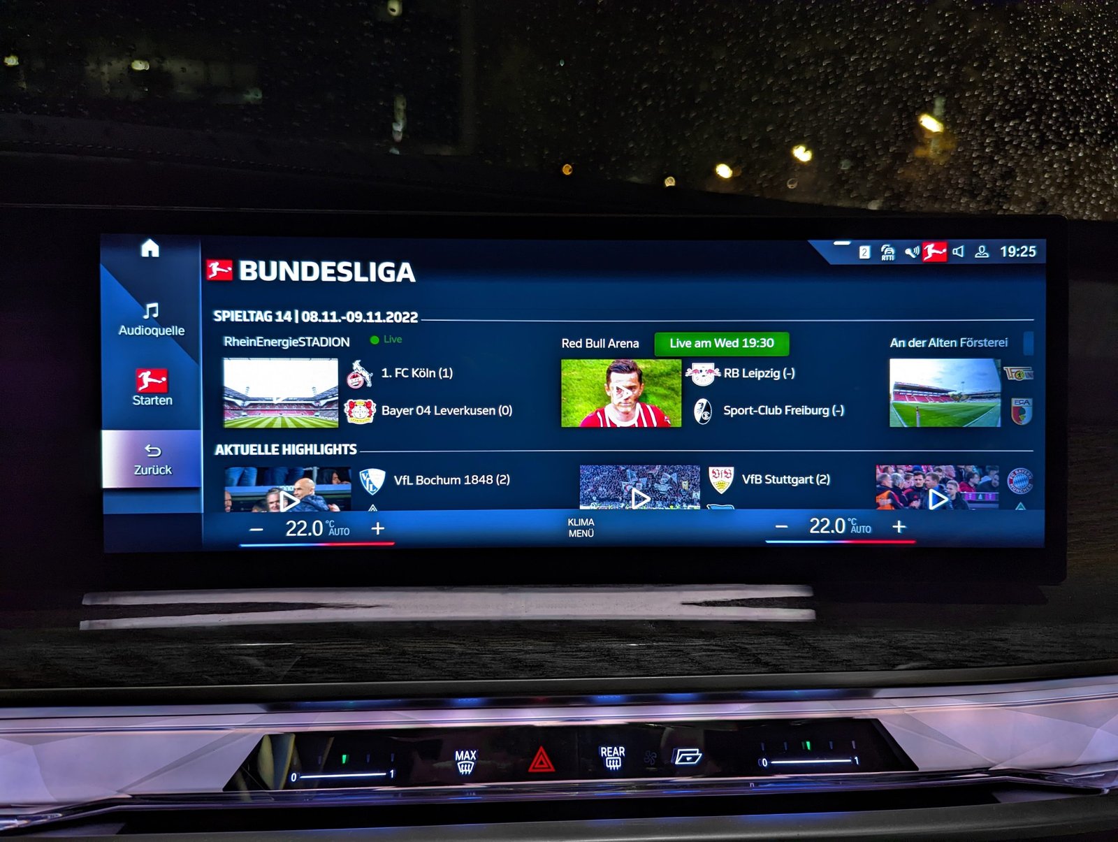 Stadium atmosphere in the 7 series: BMW is the first car manufacturer to test Bundesliga football content in an international pilot application. © Copyright PLPG GLOBAL MEDIA 2023