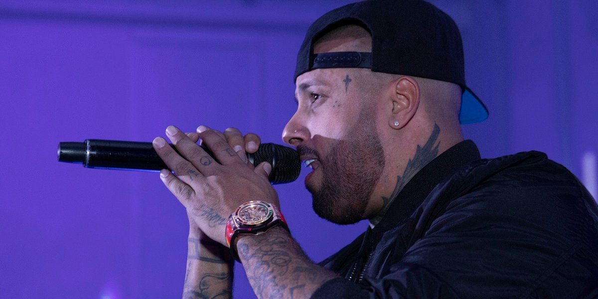 Nicky Jam singing and wearing his Hublot watch