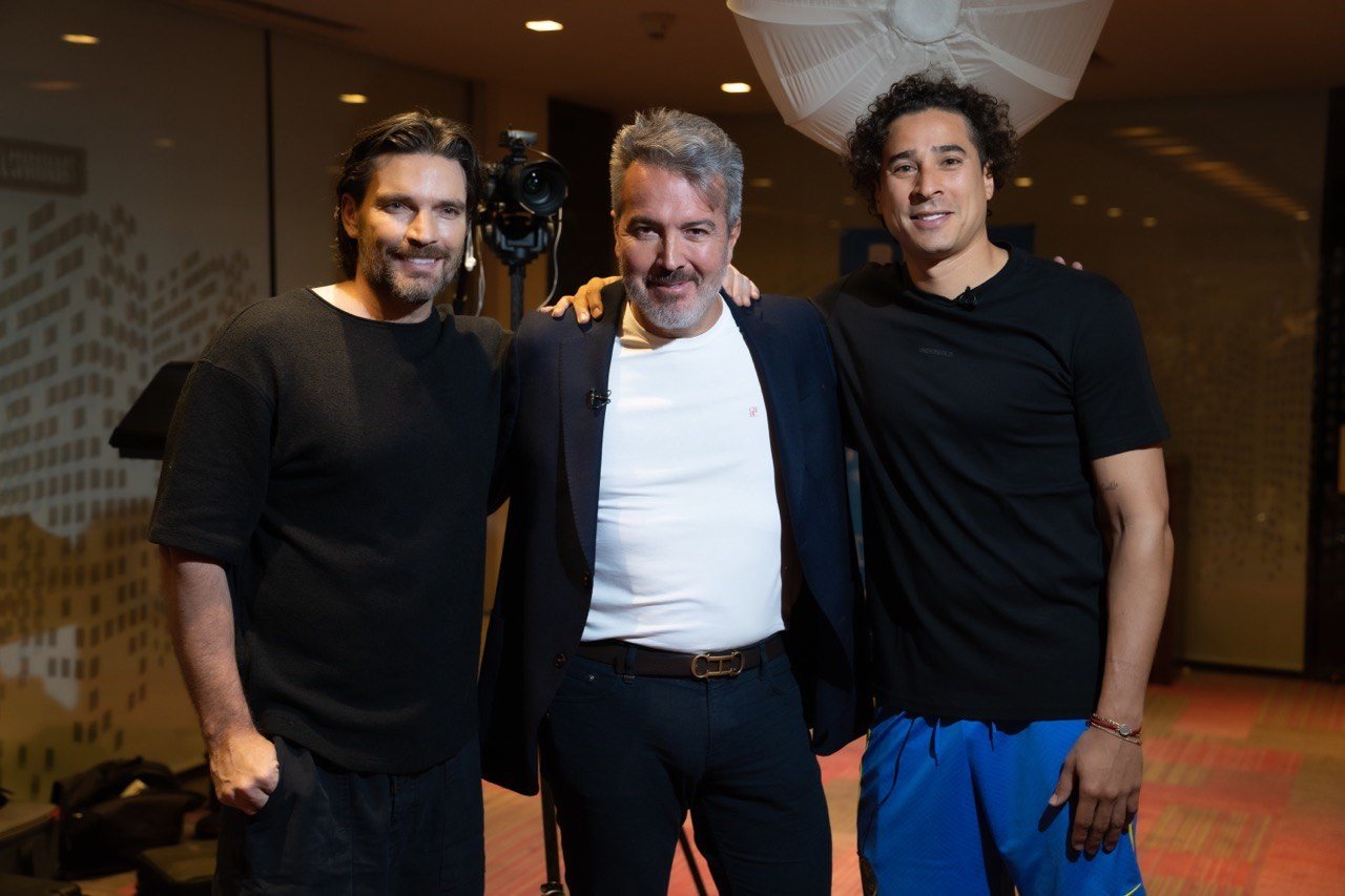 Memo Ochoa and Julián Gil tackle testicular cancer, together with Dr. René Sotelo