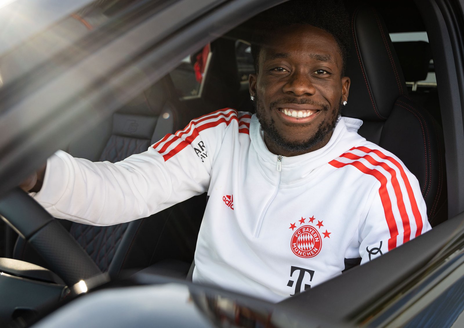 Strong together: Audi employees donate new company cars to Bayern professionals in Munich